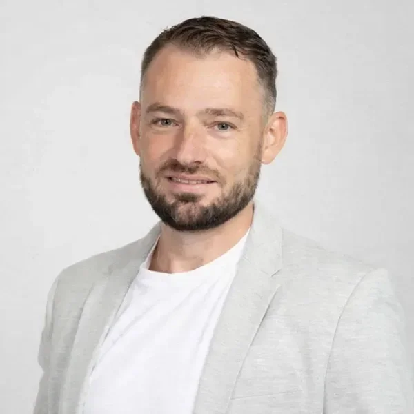 מומחית רגולציה